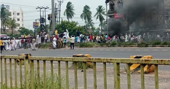 Road blockade in Kolkata due to insulting Hazrat Mohammad