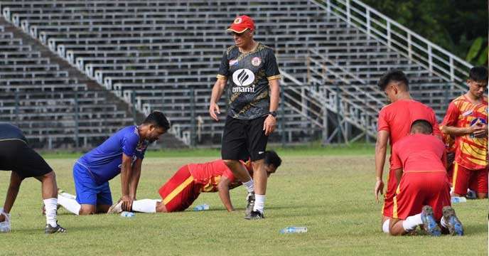 Stephen Constantine coaching East Bengal team