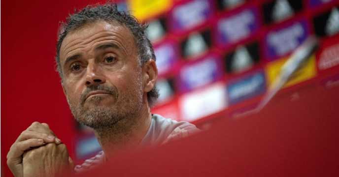 coach-of-spain-wants-the-trophy-to-be-handed-over-to-messi-or-suyarez