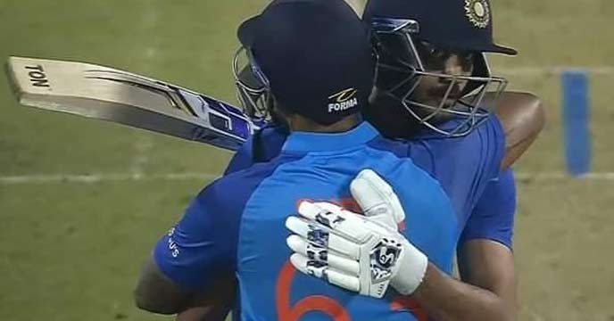 IND Vs SL: ইডেনেই সিরিজ জিতে নিলেন রোহিতরা। টসে জিতে প্রথমে ব্যাট করার সিদ্ধান্ত নেয় শ্রীলঙ্কা। ক্রিকেটের নন্দনকাননে দ্বিতীয় একদিনের আন্তর্জাতিকে ভারতের সামনে ২১৬ রানের টার্গেট দেন শানাকারা।