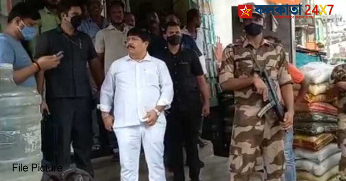Barrackpore: গোষ্ঠী কোন্দল তৃণমূলের অন্দরে। ব্যাটারি কারখানা দখলকে কেন্দ্র করে দুই পক্ষের কোন্দল চরমে৷ তার জেরে শ্যামনগরের এক্সাইড ব্যাটারি কারখানায় গত ৫ দিন ধরে তৃণমূলের দুই শ্রমিক সংগঠনের মধ্যে বিবাদ দেখা দিয়েছিল