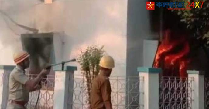 প্রাথমিক তদন্তে অনুমান, শর্ট সার্কিট থেকে আগুন লাগতে পারে।  মঙ্গলবার সকাল সাড়ে ছ'টা নাগাদ পুড়ে ছারখার হয়ে গেছে পুরুলিয়া পুলিশ দফতরের গোয়েন্দা বিভাগ।