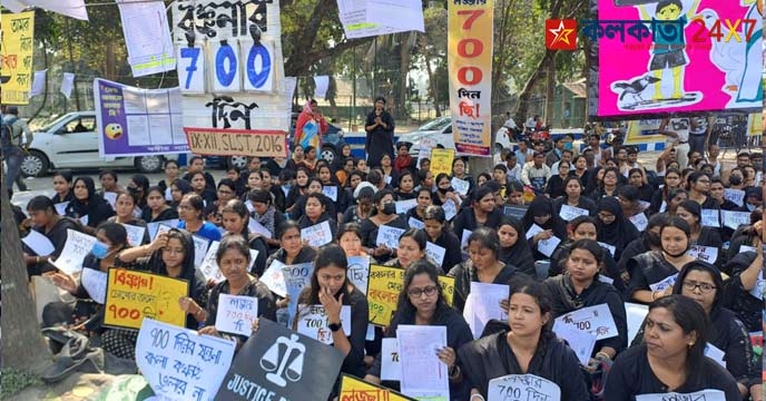 Job seekers wear black clothes against the government in the 700-day movement