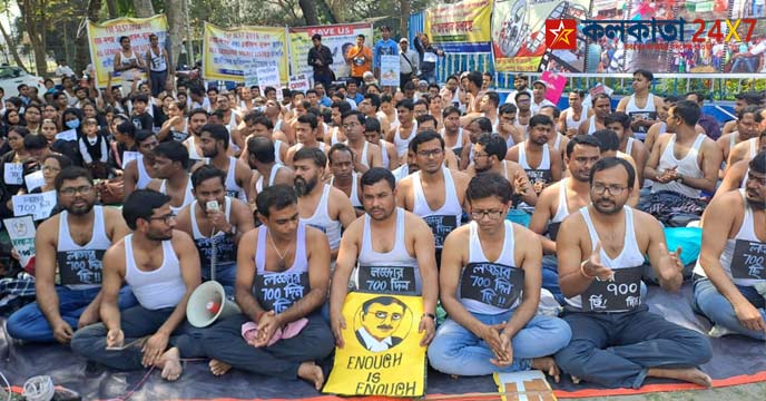 Job seekers wear black clothes against the government in the 700-day movement