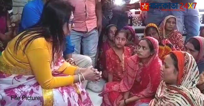 মাড়গ্রামে মৃত তৃণমূল কর্মীদের বাড়িতে শতাব্দী! পরিবারকে সরকারি চাকরির আশ্বাস সাংসদের
