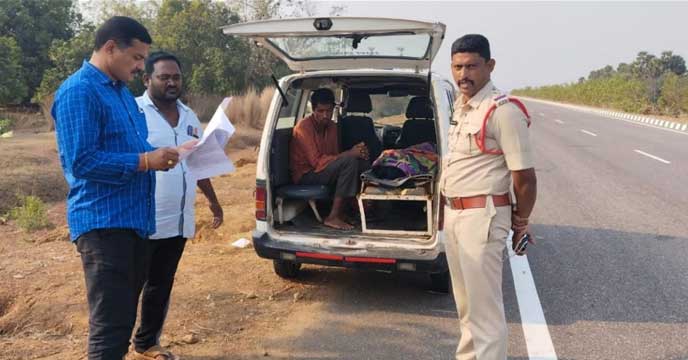 odisha-man-carries-wife's-body-on-shoulder-after-her-death