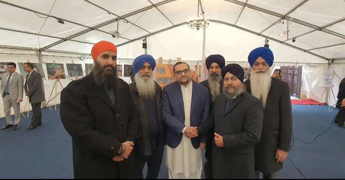 Image of protesters holding posters of Dal Khalsa and accusing them of being ISI agents