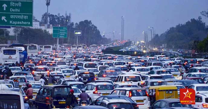 মেরামত ও নির্মাণ কাজের কারণে দিল্লির (Delhi) কিছু বড় রাস্তা বন্ধ করে দেওয়া হয়েছে। যার জেরে টানা তৃতীয় দিন অর্থাৎ বুধবার জ্যামের (Delhi Expressway) কবলে পড়েছেন মানুষ। ঘ