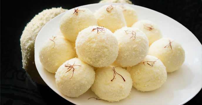 Image of the traditional Bengali sweet 'Kachagolla' displayed on a plate, with a few pieces of the sweet placed on a banana leaf