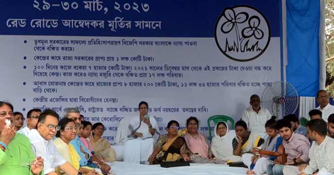 Mamata Banerjee removes the blue curtain to start the second day's proceedings at 9 am