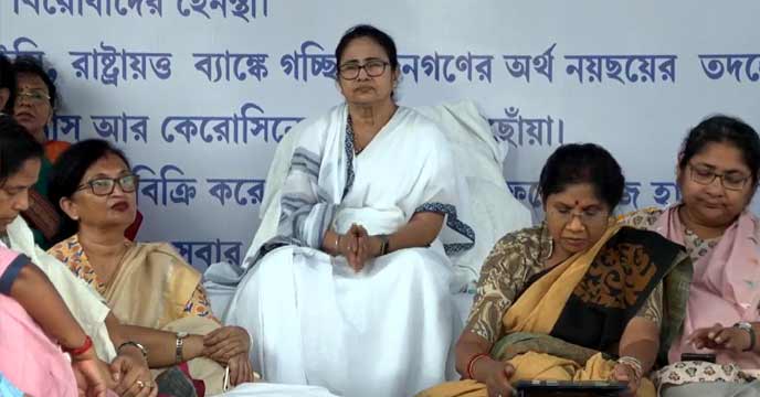 Mamata Banerjee on a dharna in Kolkata protesting against the central government