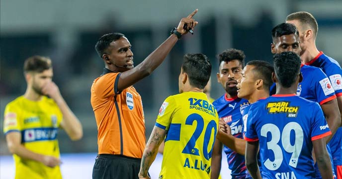আইএসএলে বেঙ্গালুরু এফসির মুখোমুখি হয় কেরালা ব্লাস্টার্স। সেই ম্যাচ নিয়ে প্রথম থেকেই উন্মাদনা চরমে ছিল সকলের মধ্যে। তবে প্রথমদিকে সমস্ত কিছু ঠিক থাকলেও ম্যাচের দ্বিতীয়ার্ধে কেরালার বক্সের বাইরে ফ্রি কিক পায় সুনীল ছেত্রীর বেঙ্গালুরু। এই পর্যন্ত সমস্ত কিছু ঠিক থাকলেও রেফারির বাঁশি বাজানোর আগেই ফ্রি কিকে বল জড়িয়ে দেন দলের অধিনায়ক।