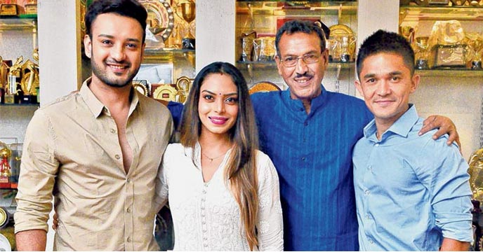 ছেলে সাহেব ভট্টাচার্য (Saheb Bhattacharya) আবার লাল-হলুদের বিরাট সমর্থক। কিন্তু আজ আর মোহন- ইস্ট নয়। এবার এক অন্যরকম ডার্বির সাক্ষী থাকতে চলেছে আপামর ফুটবলপ্রেমী জনতা।