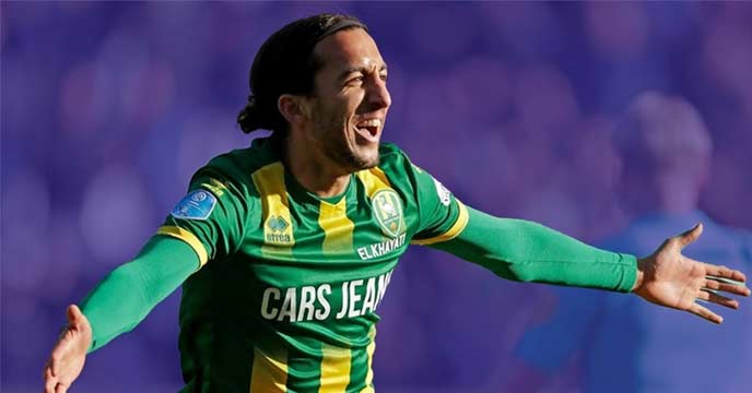 Abdenasser El Khayati, Dutch footballer, in action on the field.