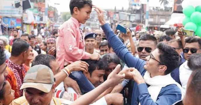 Scuffle Breaks Out Among Trinamool Workers Over Votes in Front of Abhishek Bandyopadhyay in Karnadighi
