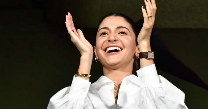 Anushka Sharma celebrates during RCB vs LSG IPL 2023 match