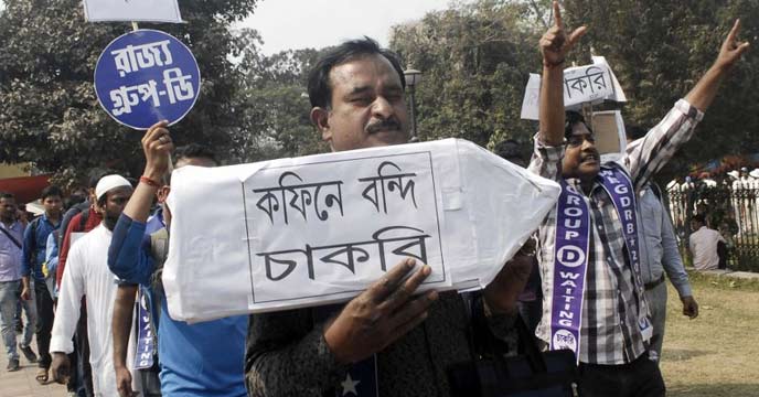 Group D Job Applicants Protest Long March Due to Cancellation of Exam