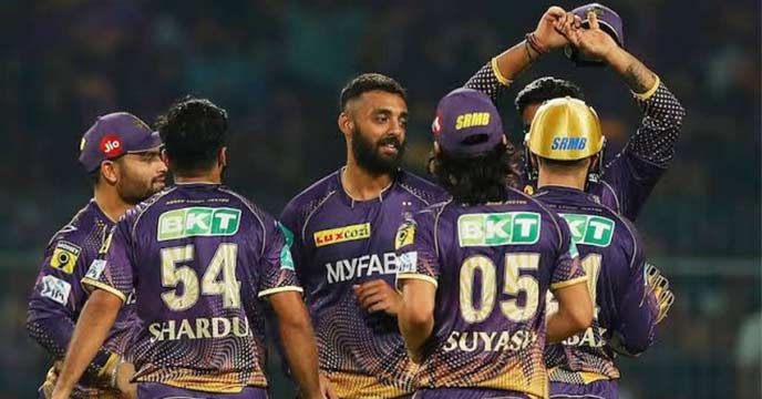 KKR team huddle during a match