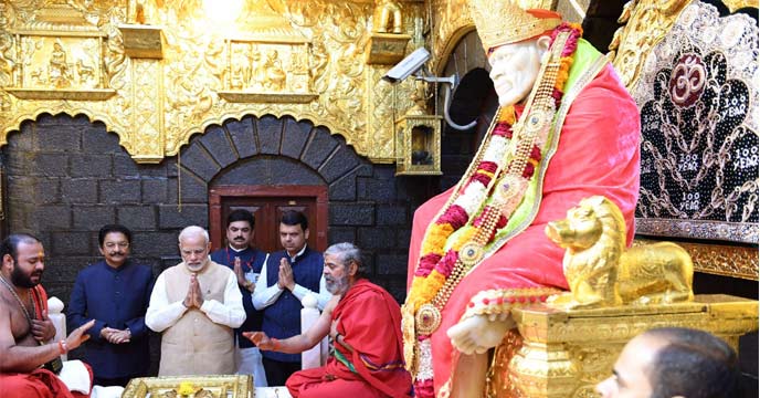 Large pile of coins offered by Pranami devotees causing trouble for Saibaba Mandir Trust in Shirdi.