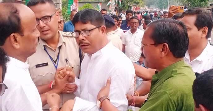 West Bengal MLA Khageshwar Roy pickpocketed before Abhishek Banerjee's Sangyog Yatra meeting