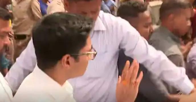 Malda: TMC supporters protest by blocking Abhishek's convoy, alleging party leaders are stealing crores of rupees
