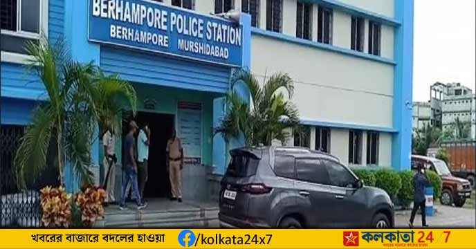 ফের বিতর্কে রাজ্য পুলিশ। মুর্শিদাবাদের (Murshidabad) নবগ্রামে থানায় পিটিয়ে মারার অভিযোগ ঘিরে বিতর্কের মাঝে আবার চাঞ্চল্যকর ঘটনা।