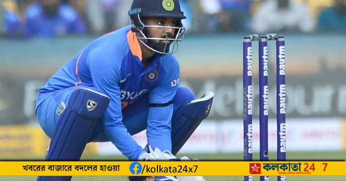 KL Rahul Begins Wicketkeeping