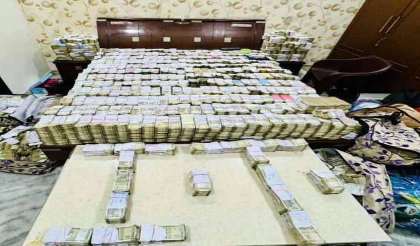 Income Tax Raid in Agra: Significant Cash Recovered from Shoe Traders