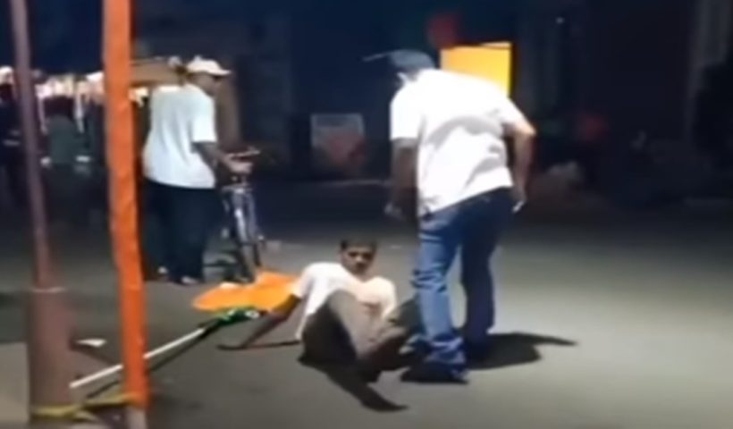 tmc councilor lalan chowdhury allegedly beaten bjp worker in arjun singh-s bhatpara, বিজেপি কর্মীকে ফেলে মার তৃণমূল কাউন্সিলরের, ভাইরাল ভিডিও-য় 'অর্জুন গড়' ভাটপাড়ায় চাঞ্চল্য