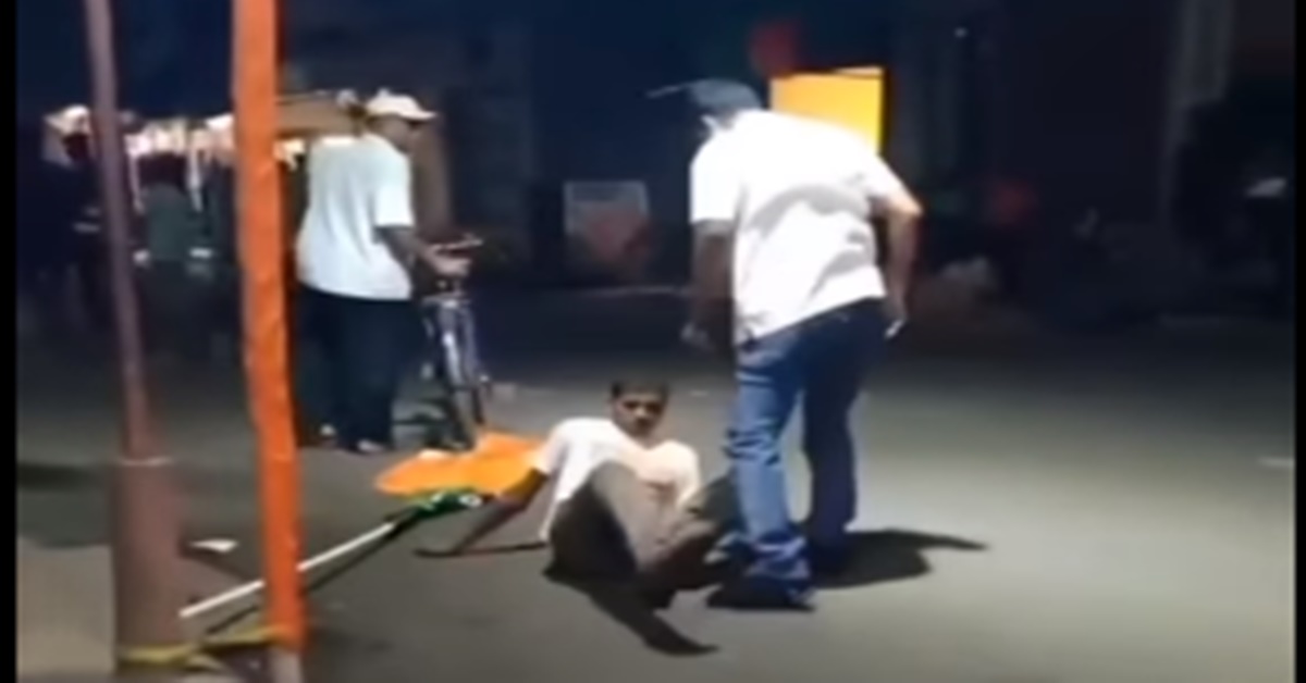 tmc councilor lalan chowdhury allegedly beaten bjp worker in arjun singh-s bhatpara, বিজেপি কর্মীকে ফেলে মার তৃণমূল কাউন্সিলরের, ভাইরাল ভিডিও-য় 'অর্জুন গড়' ভাটপাড়ায় চাঞ্চল্য