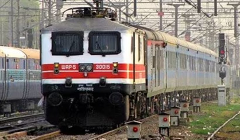 Indian Railways has provided two mobile numbers for cleaning train coach and toilets, ট্রেনের কামরা অপরিষ্কার-অপরিচ্ছন্ন টয়লেট? এই দু'টি নম্বর সেভ রাখলেই কেল্লাফতে