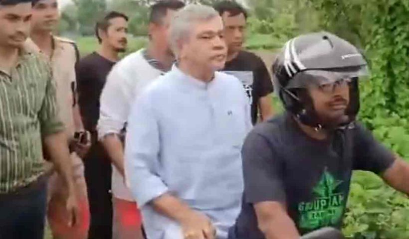 kanchanjungha-express-accident-in-bengal-railway-minister-ashwini-vaishnav-rode-to-the-spot-on-a-bike