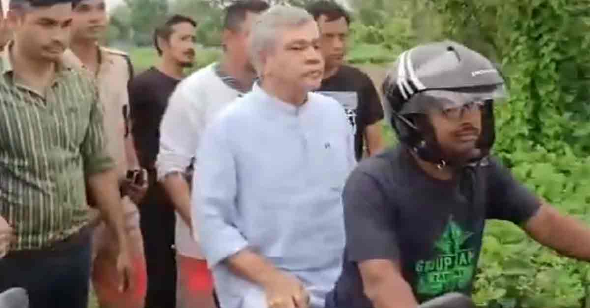 kanchanjungha-express-accident-in-bengal-railway-minister-ashwini-vaishnav-rode-to-the-spot-on-a-bike