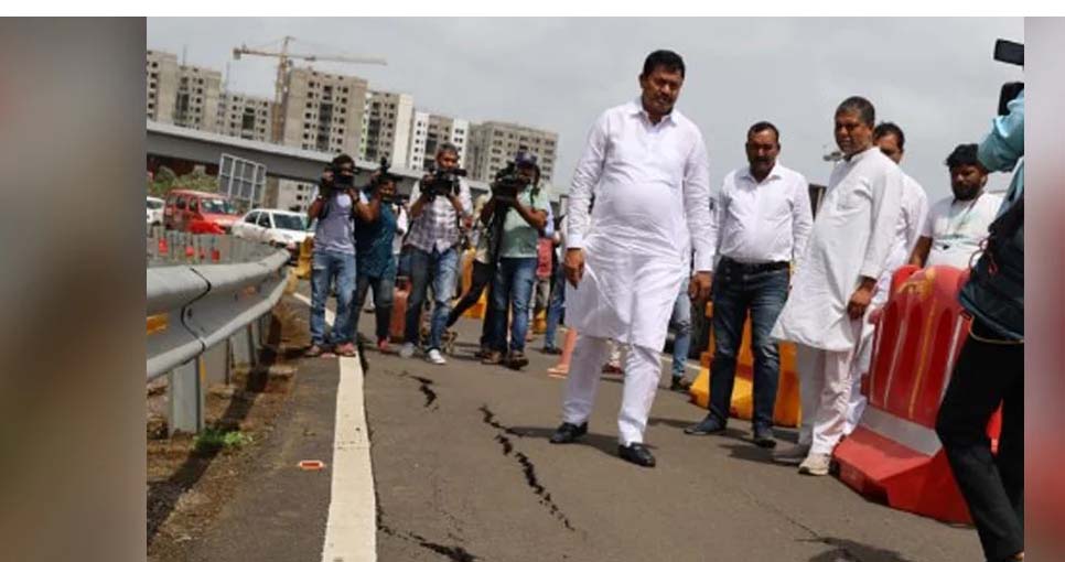 crack in Atal Setu at Mumbai