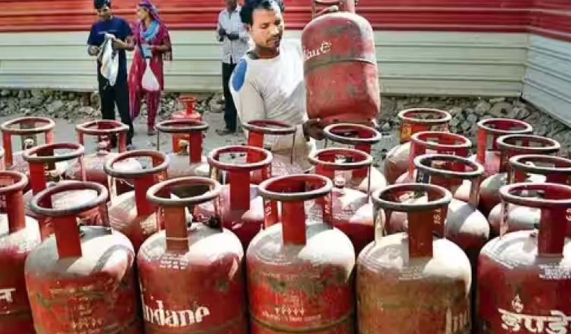 19Kg Cylinder Prices Hiked By Rs 15.5-16.5 From Dec-1; LPG Up By Rs 173 In 5 Months; Check Rates Read more at: https://www.goodreturns.in/news/lpg-prices-19kg-cylinder-prices-hiked-by-rs-15-5-rs-16-5-december-2024-lpg-up-by-rs-173-in-5-months-1391189.html