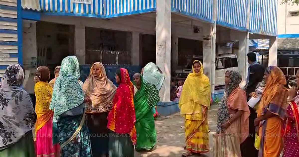 Murshidabad Residents Protest Alleged Corruption in Housing Scheme
