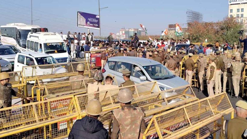 Huge Traffic Jam as Rahul and Priyanka Gandhi Stopped at Delhi-UP Border on Way to Sambhal