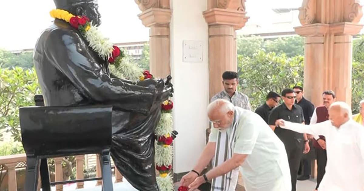 PM Modi pays floral tribute to RSS founder
