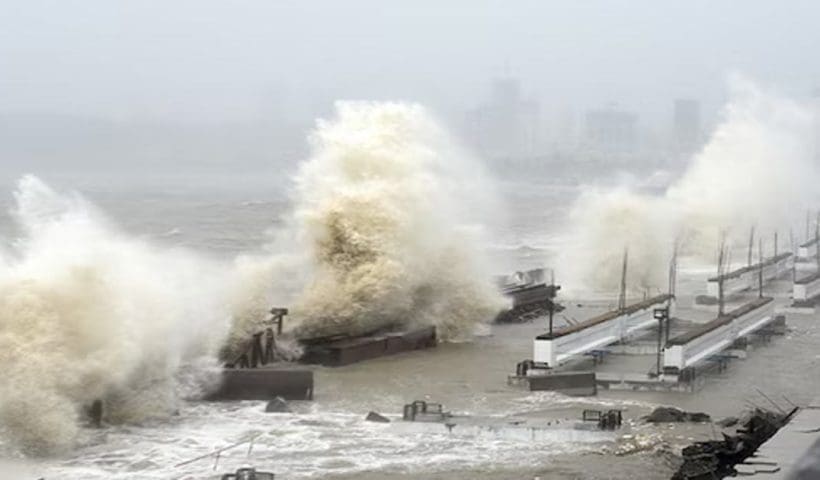 Authorities Sound Alarm as ‘Ditwah’ Accelerates—Coastline Evacuated