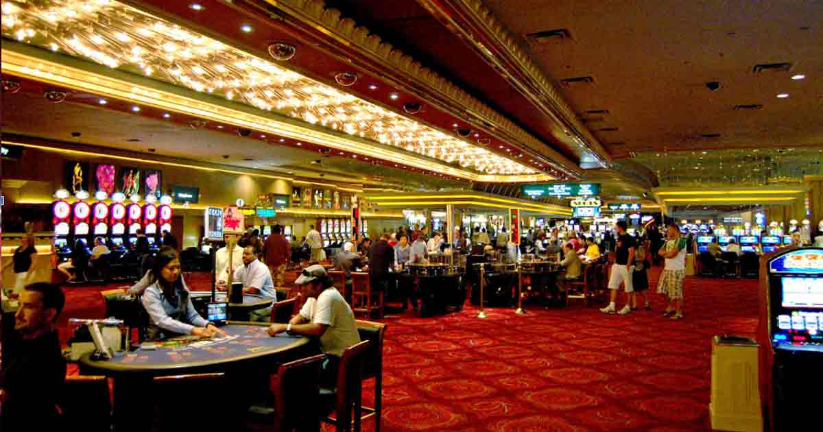 Why Casinos Use Red Carpets and No Clocks: The Psychology of the Casino Floor