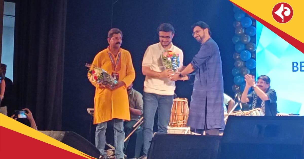 Sourav Ganguly and Singer Manomoy Bhattacharya felicitated each other