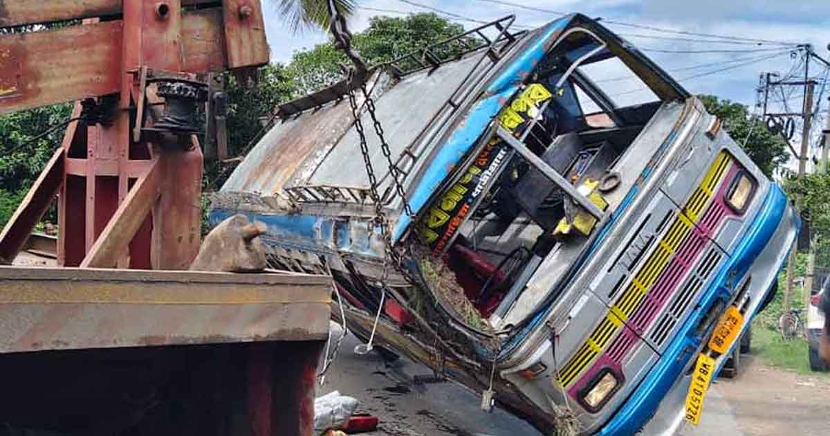 passenger-bus-collides-head-on-with-truck-several-injured