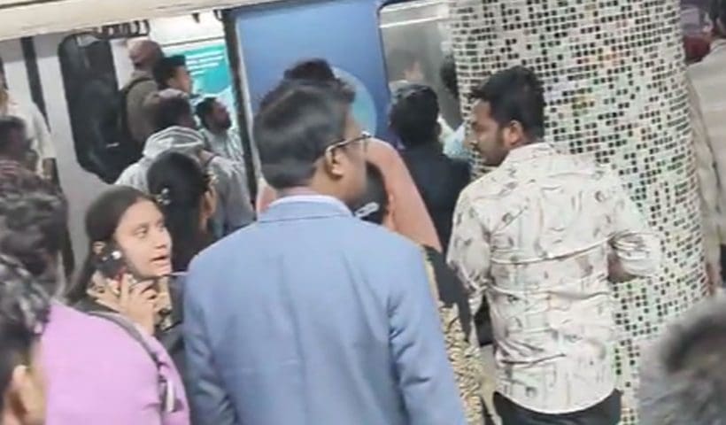 শর্ট সার্কিটে আতঙ্ক পাতালে, চাঁদনি চকে রেকে আগুন, সাময়িক বন্ধ মেট্রো চলাচল