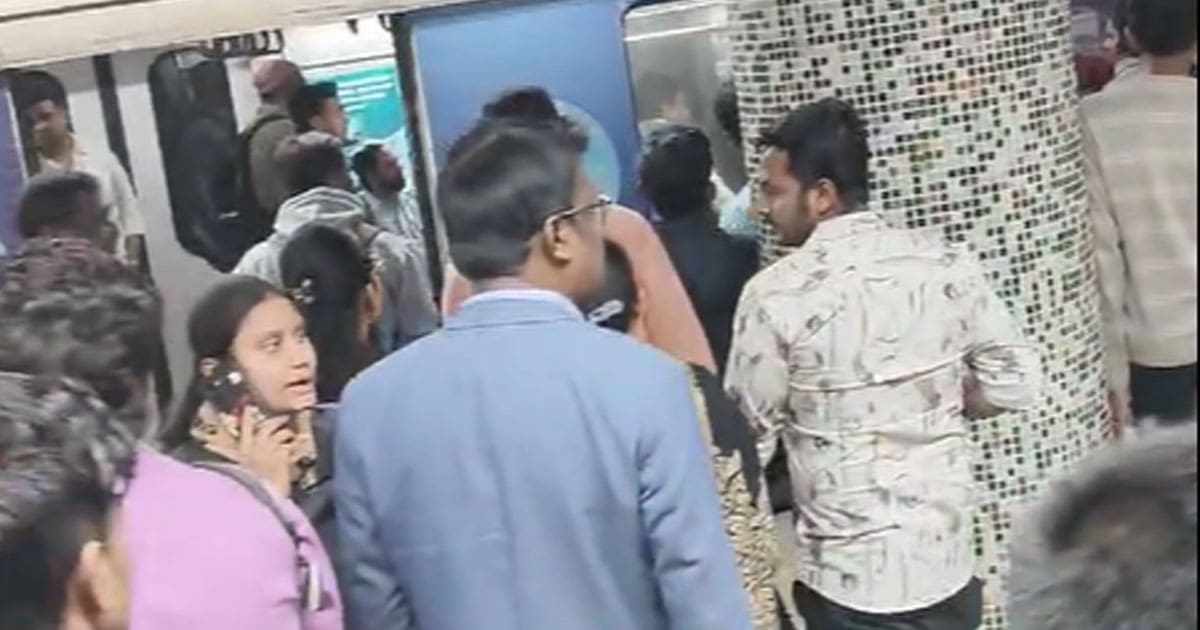 শর্ট সার্কিটে আতঙ্ক পাতালে, চাঁদনি চকে রেকে আগুন, সাময়িক বন্ধ মেট্রো চলাচল