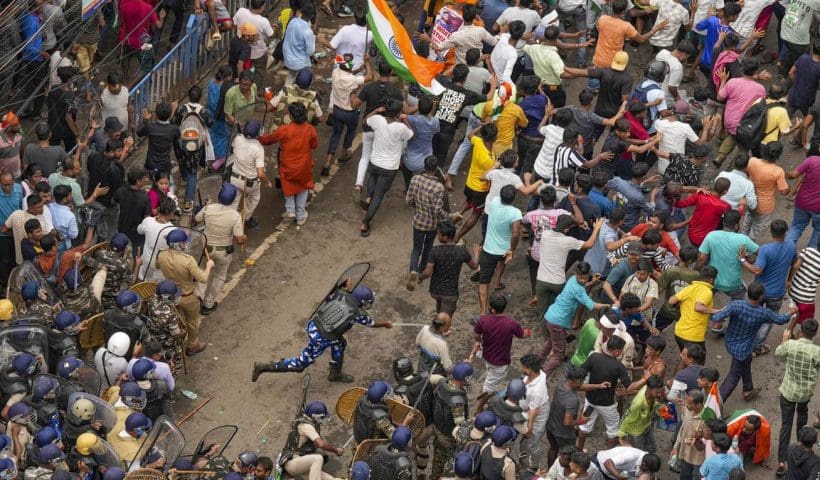 Bhangar Witnesses Fierce Confrontation Between TMC and ISF, Chaos Engulfs the Area
