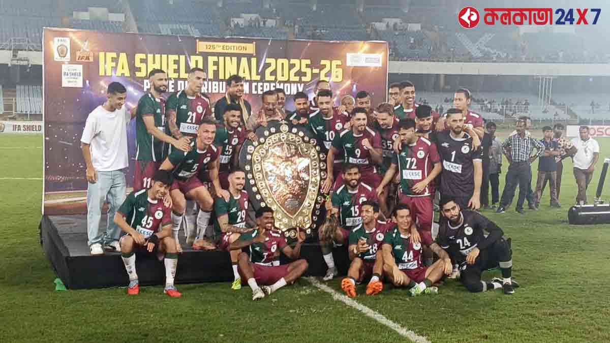 হাড্ডাহাড্ডি লড়াইয়ের শেষে এবার ডার্বির (Kolkata Derby) রঙ সবুজ-মেরুন। তবে শুধুমাত্র ডার্বি নয়। এবারের এই ঐতিহ্যবাহী আইএফএ শিল্ড ও চ্যাম্পিয়ন হল মোহনবাগান (Mohun Bagan) সুপার জায়ান্ট। দীপাবলির আগে এক কথায় যা বিরাট বড় পাওনা আপামর বাগান জনতার কাছে।