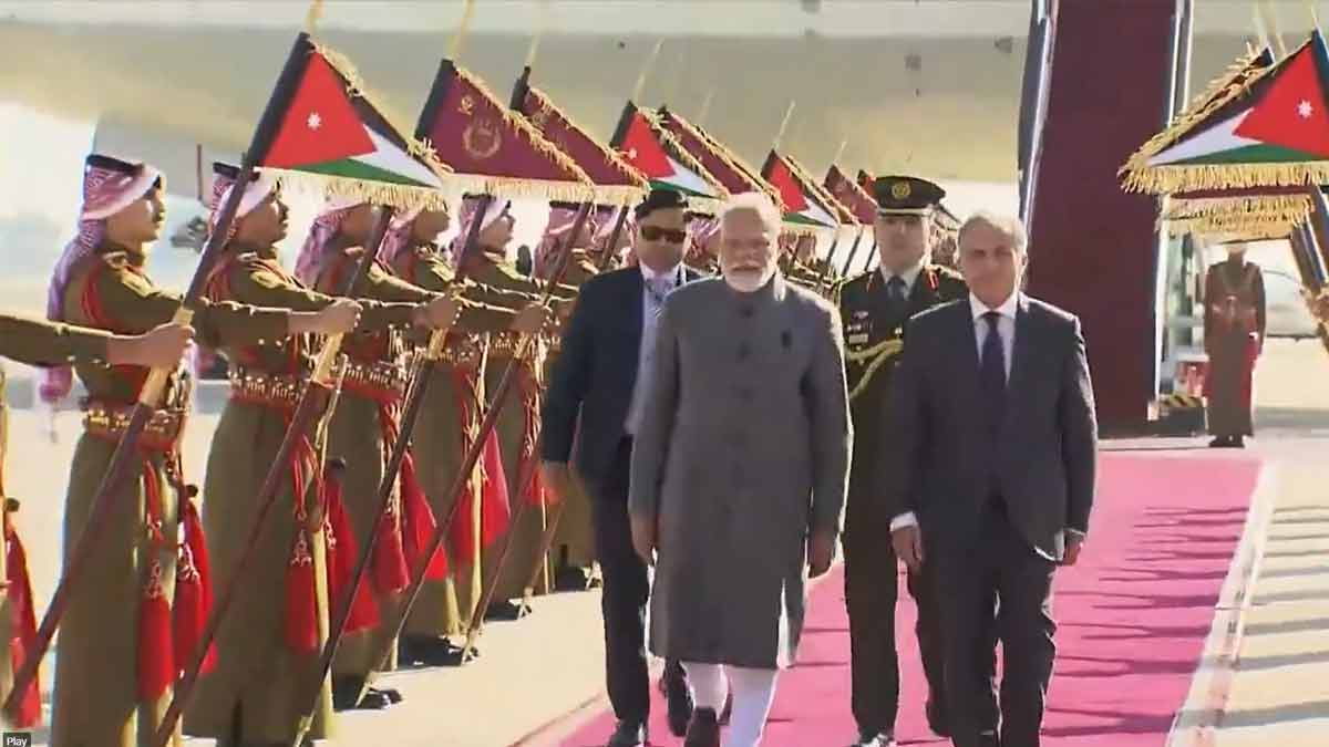modi-welcomed-at-amman-airport