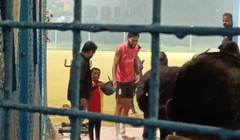 east-bengal-open-training-miguel-ferreira-meets-young-fan-rideep