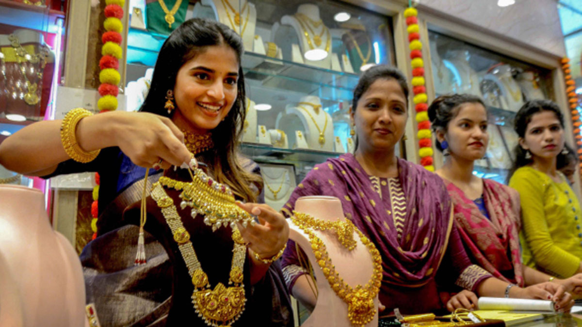 Gold Glitters Across Markets, Silver Misses the Rally