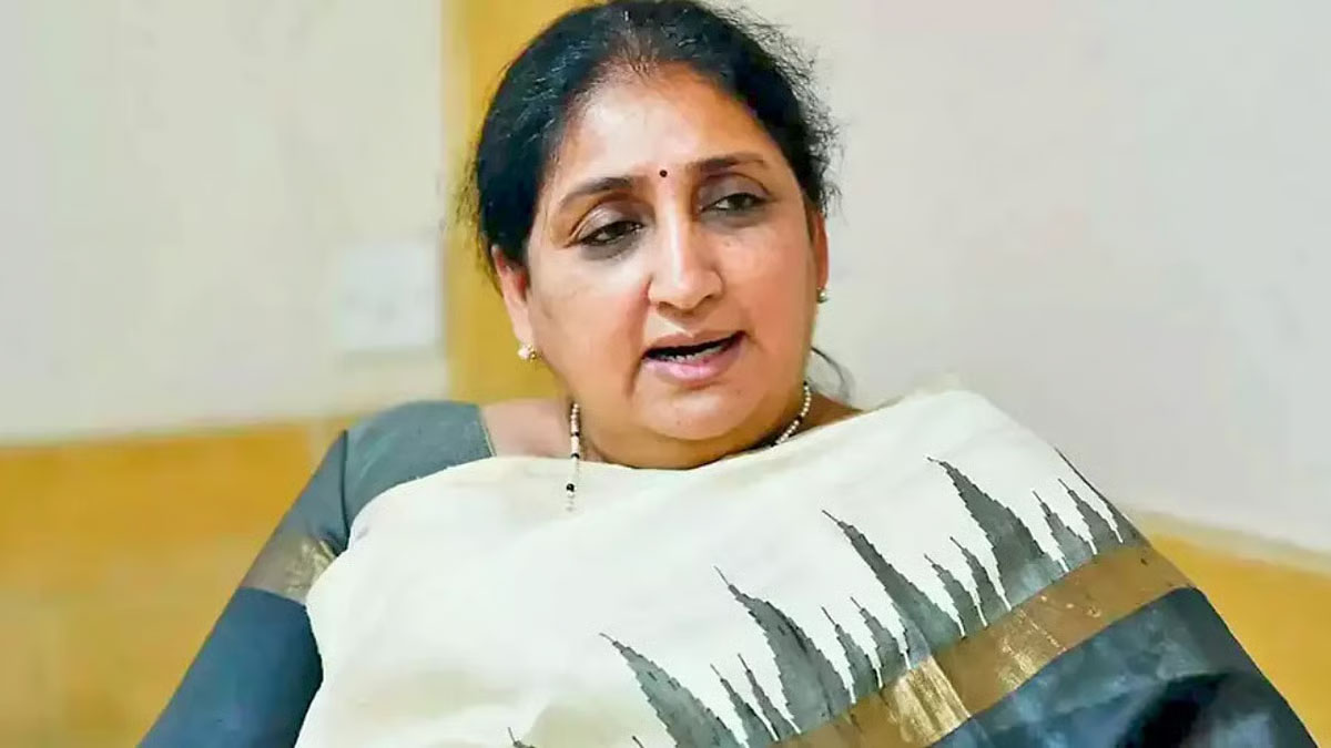 Sunetra Takes Charge as Maharashtra’s New Deputy Chief Minister
